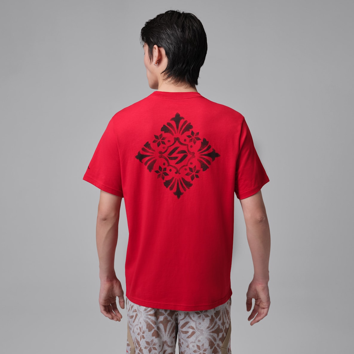 NIKE公式】 レッド グラフィックTシャツ【ナイキ公式通販】